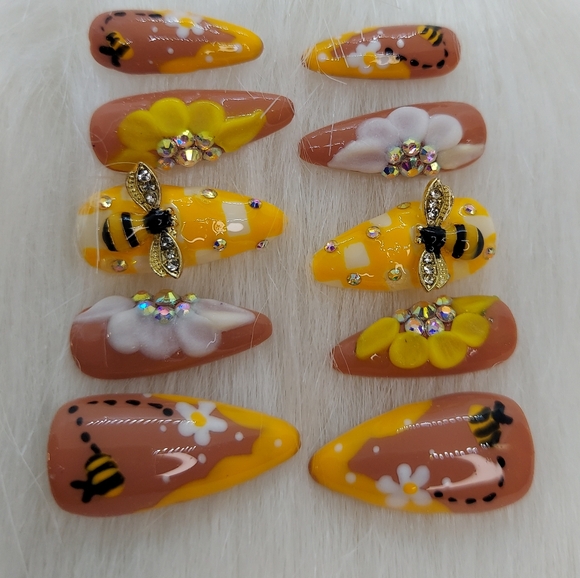 Yellow Bee Spring Nails - Picture 7 of 10